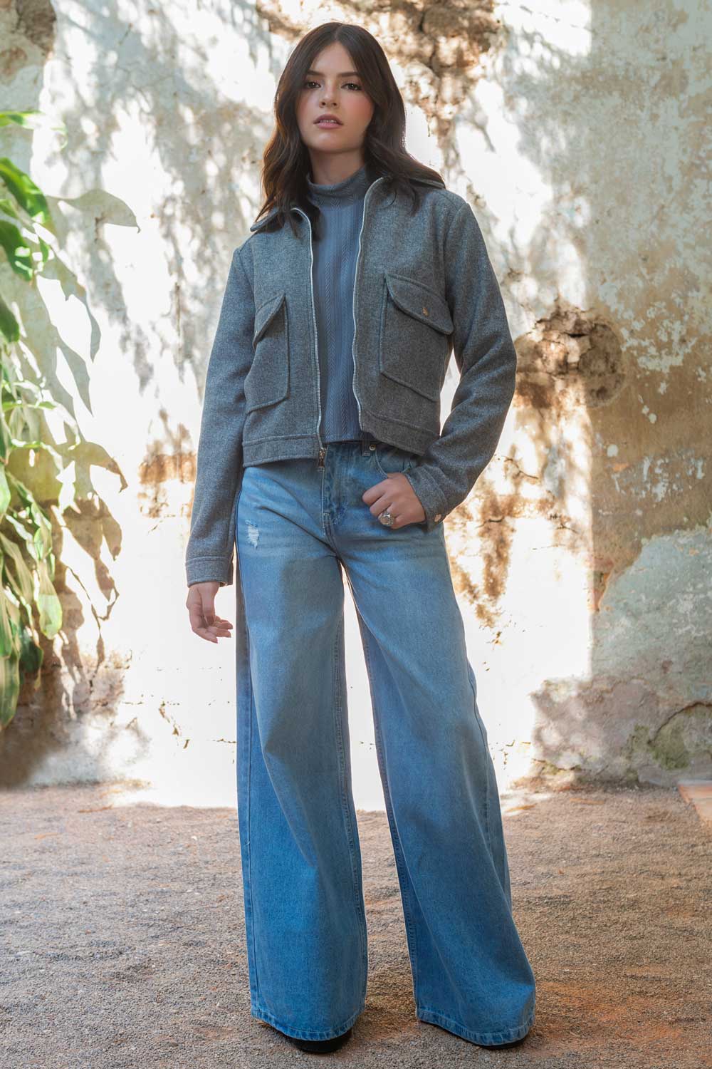 Chamarra corta fit recto con bolsillos frontales