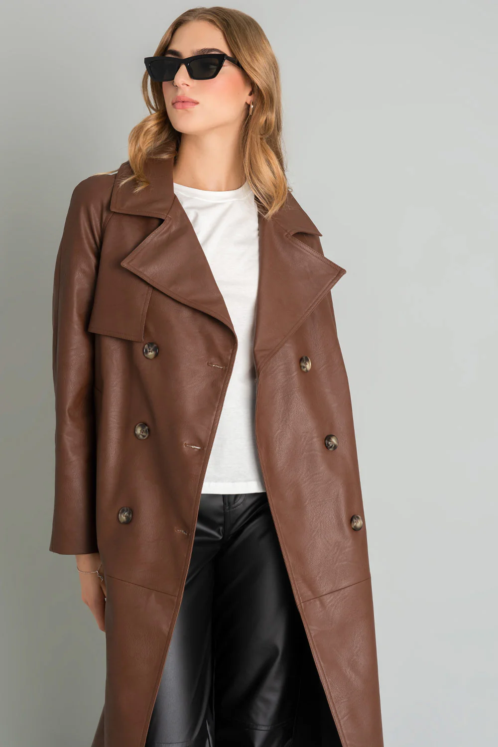 Abrigo trench largo de efecto piel con solapa