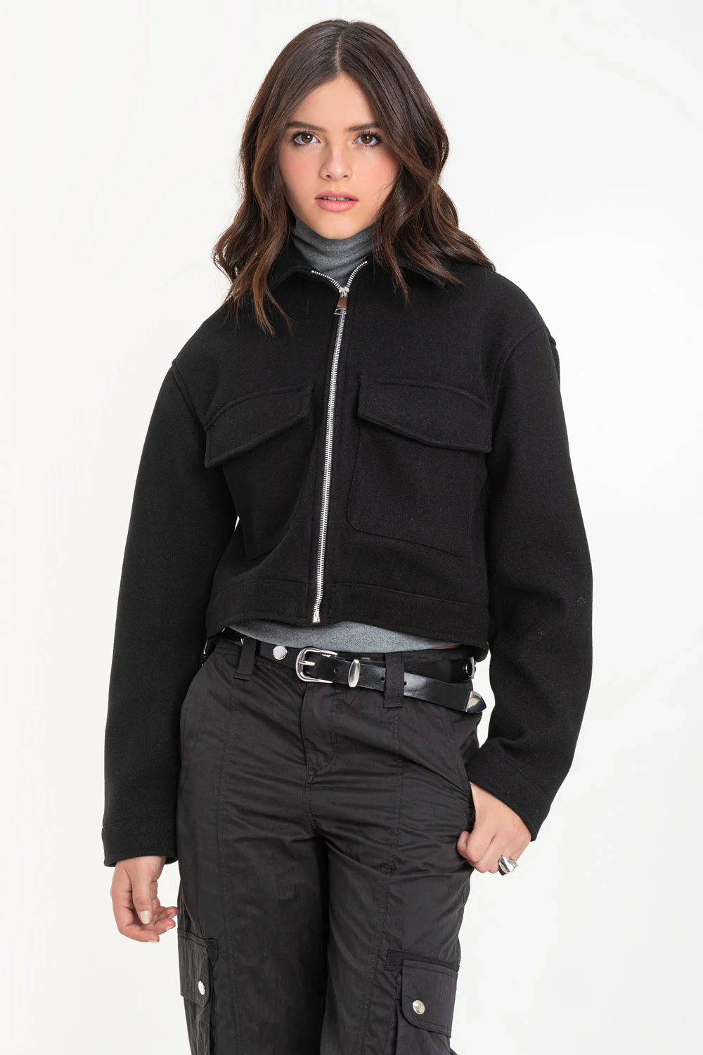 Chamarra corta fit recto con bolsillos cremallera