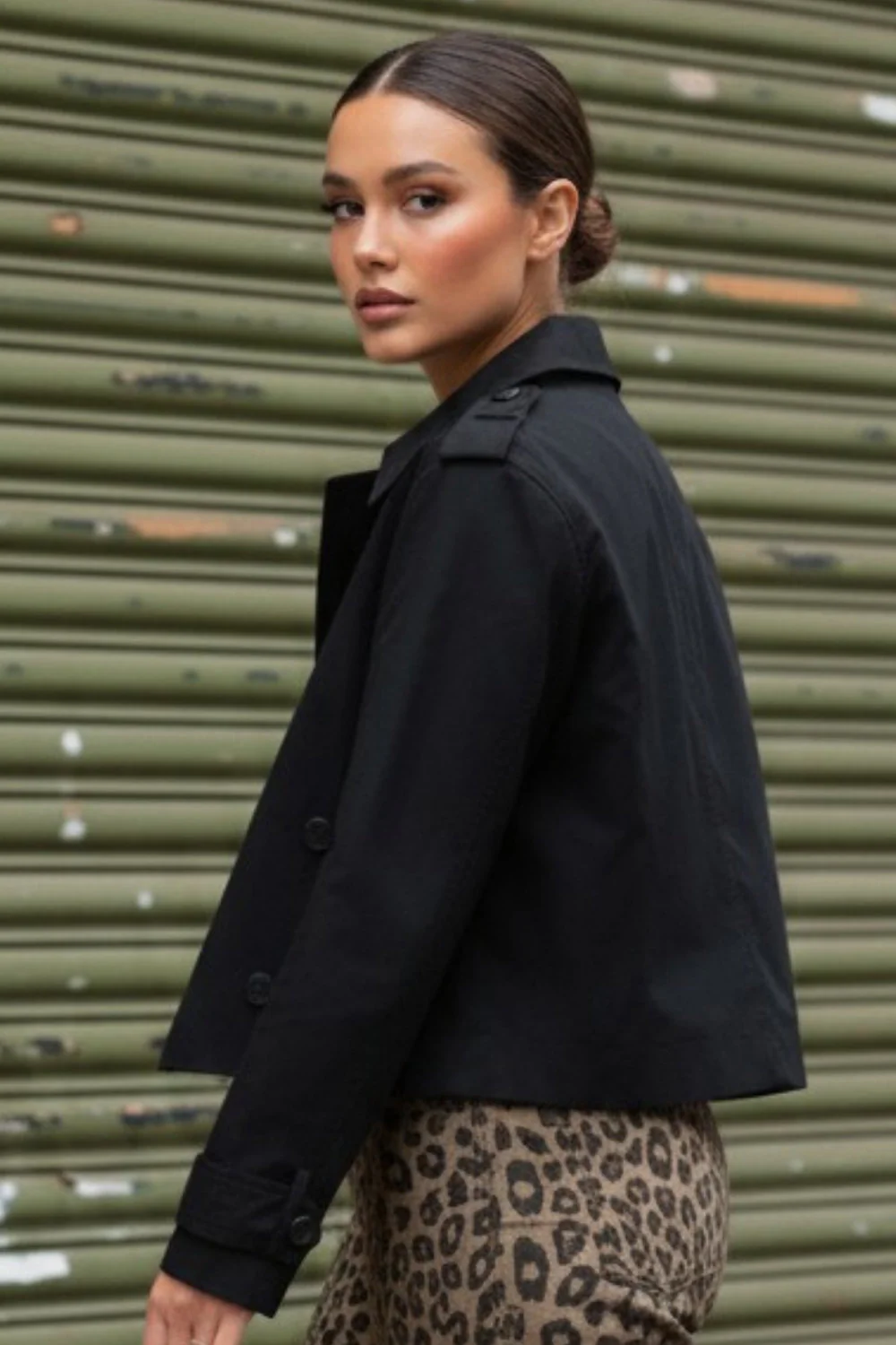 Abrigo trench corto con solapa