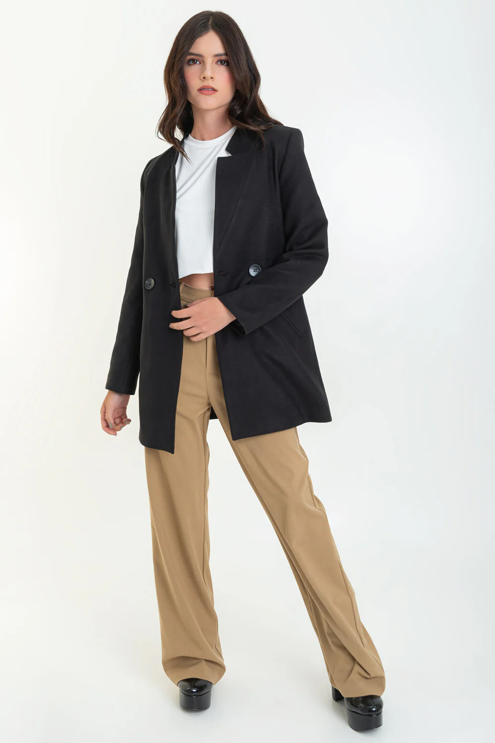 Abrigo manga larga con solapa con botón