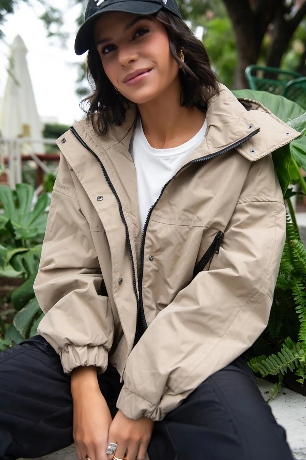 Chamarra corta con capucha cremalleras