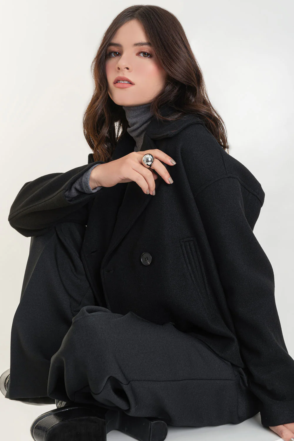 Abrigo corto manga larga cuello con solapa