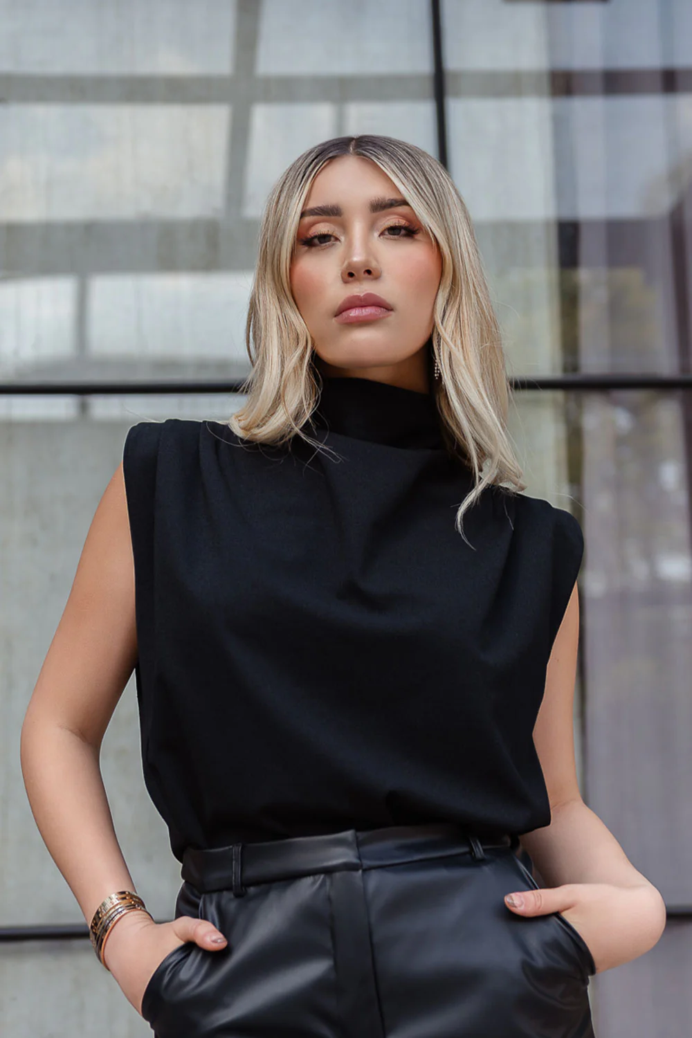 Blusa oversized sin mangas hombros plisados