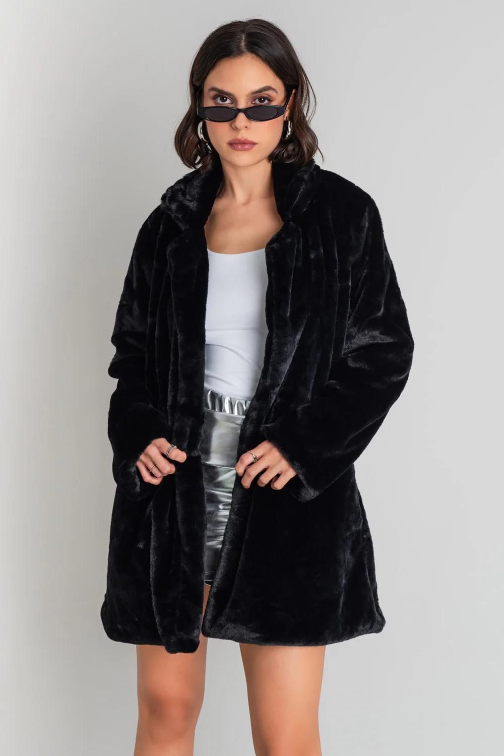 Abrigo abierto de efecto pelo con solapa