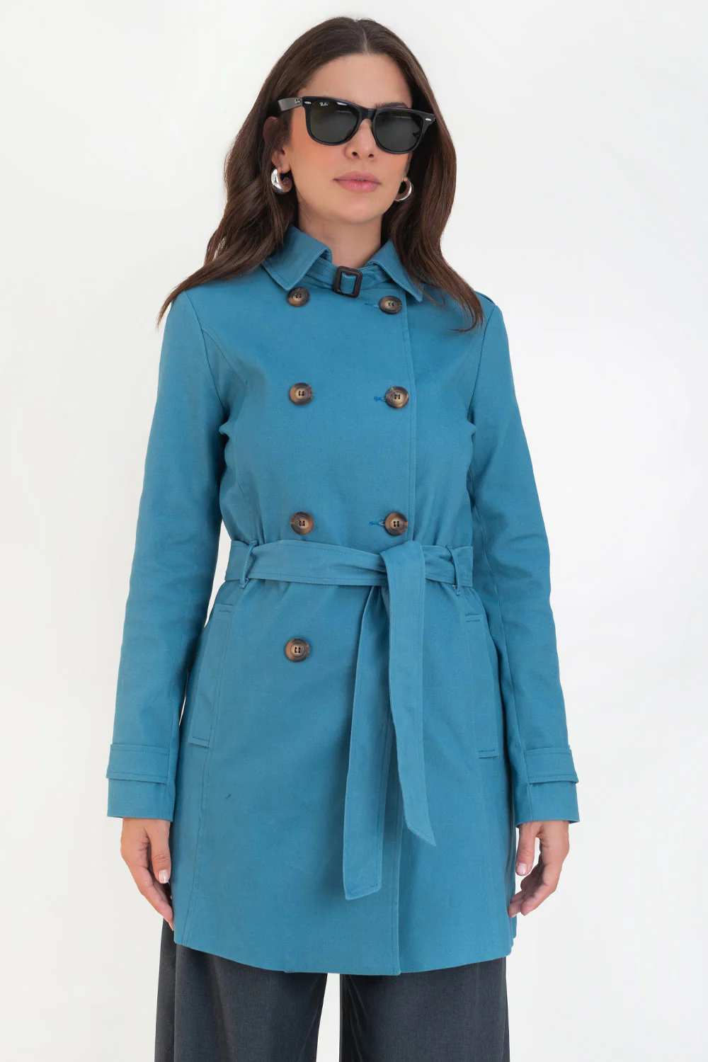 Abrigo trench con cinturón botones en contraste