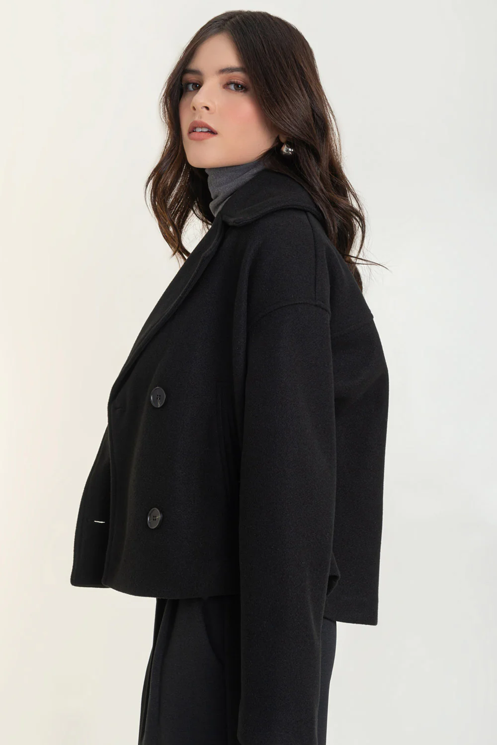 Abrigo corto manga larga cuello con solapa