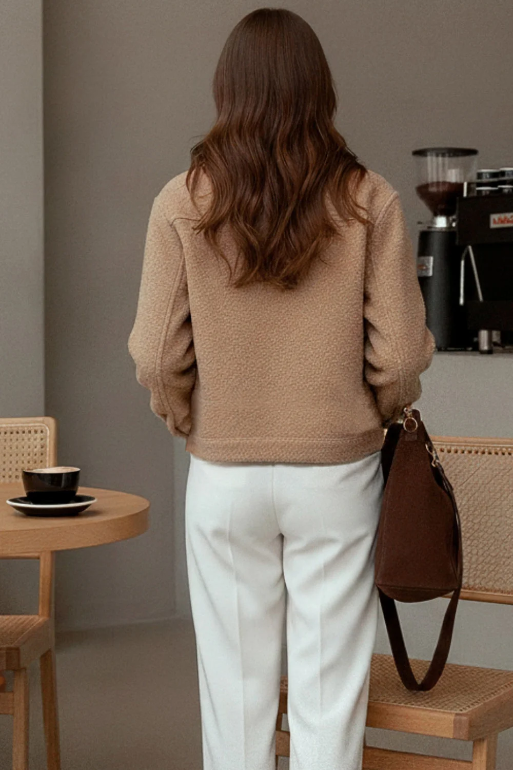 Chamarra corta de borreguillo con bolsillos