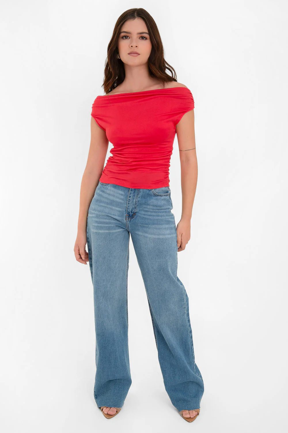 Blusa ajustada con plisados hombros descubiertos