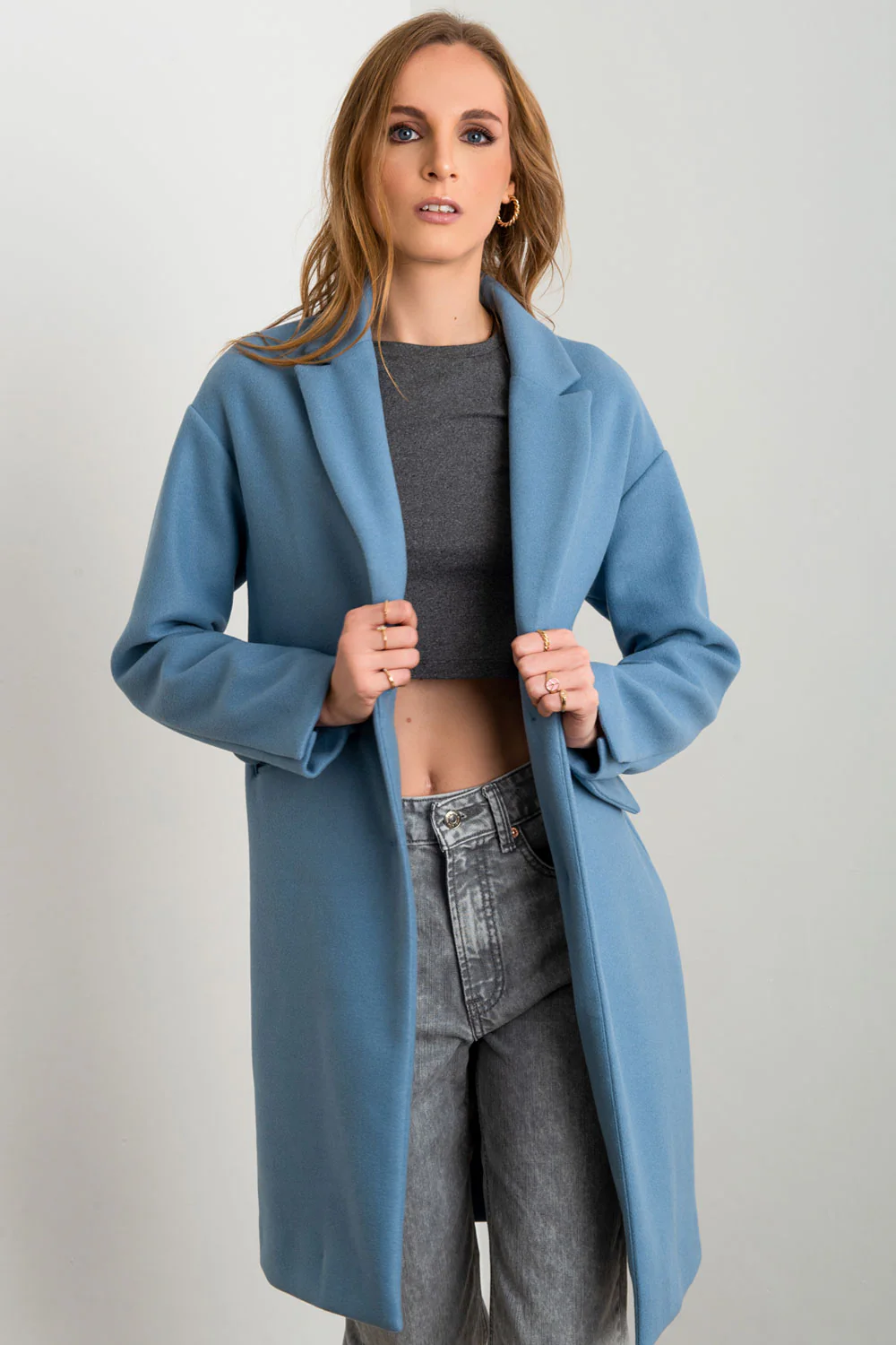 Abrigo largo con solapa botón contraste