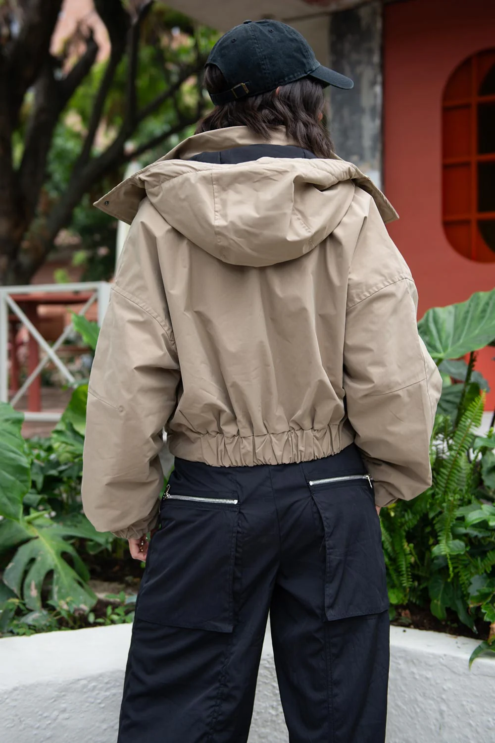 Chamarra corta con capucha cremalleras