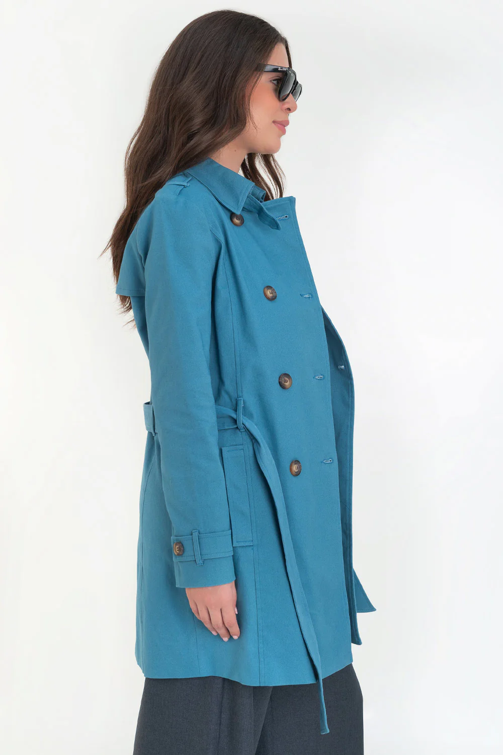 Abrigo trench con cinturón botones en contraste