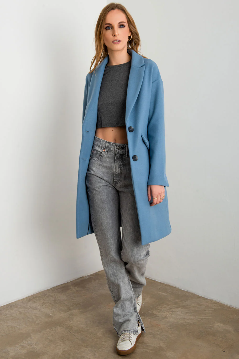 Abrigo largo con solapa botón contraste