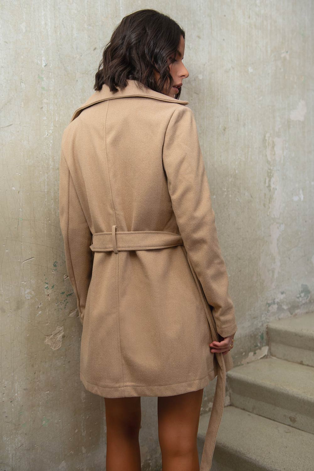 Abrigo corto abierto con solapa cinturón