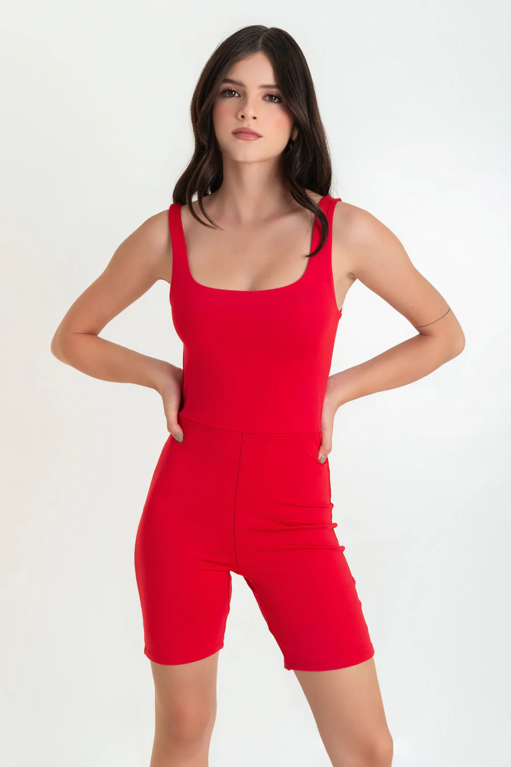Mono corto deportivo ajustado de tirantes