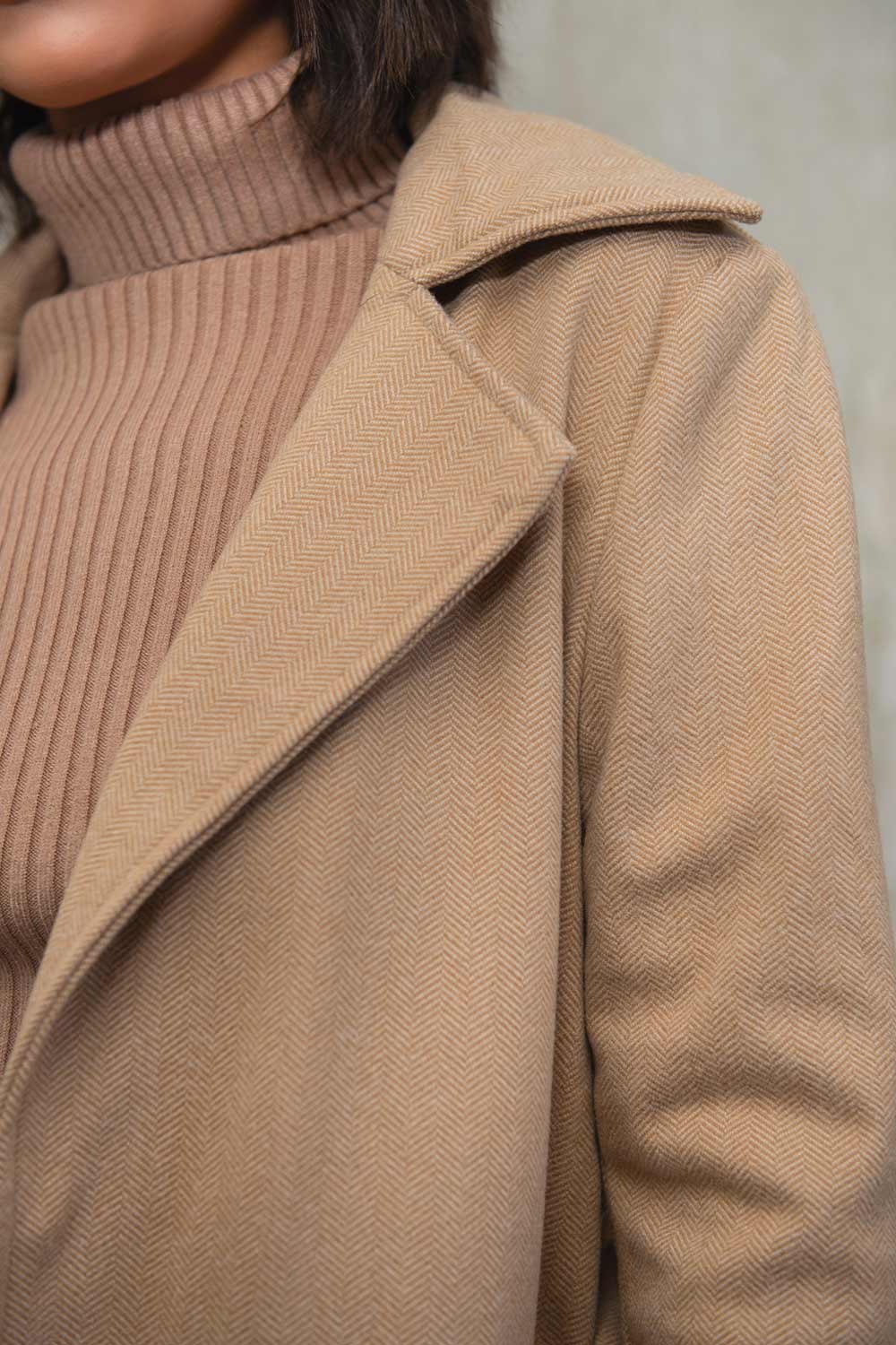 Abrigo corto abierto con solapa cinturón