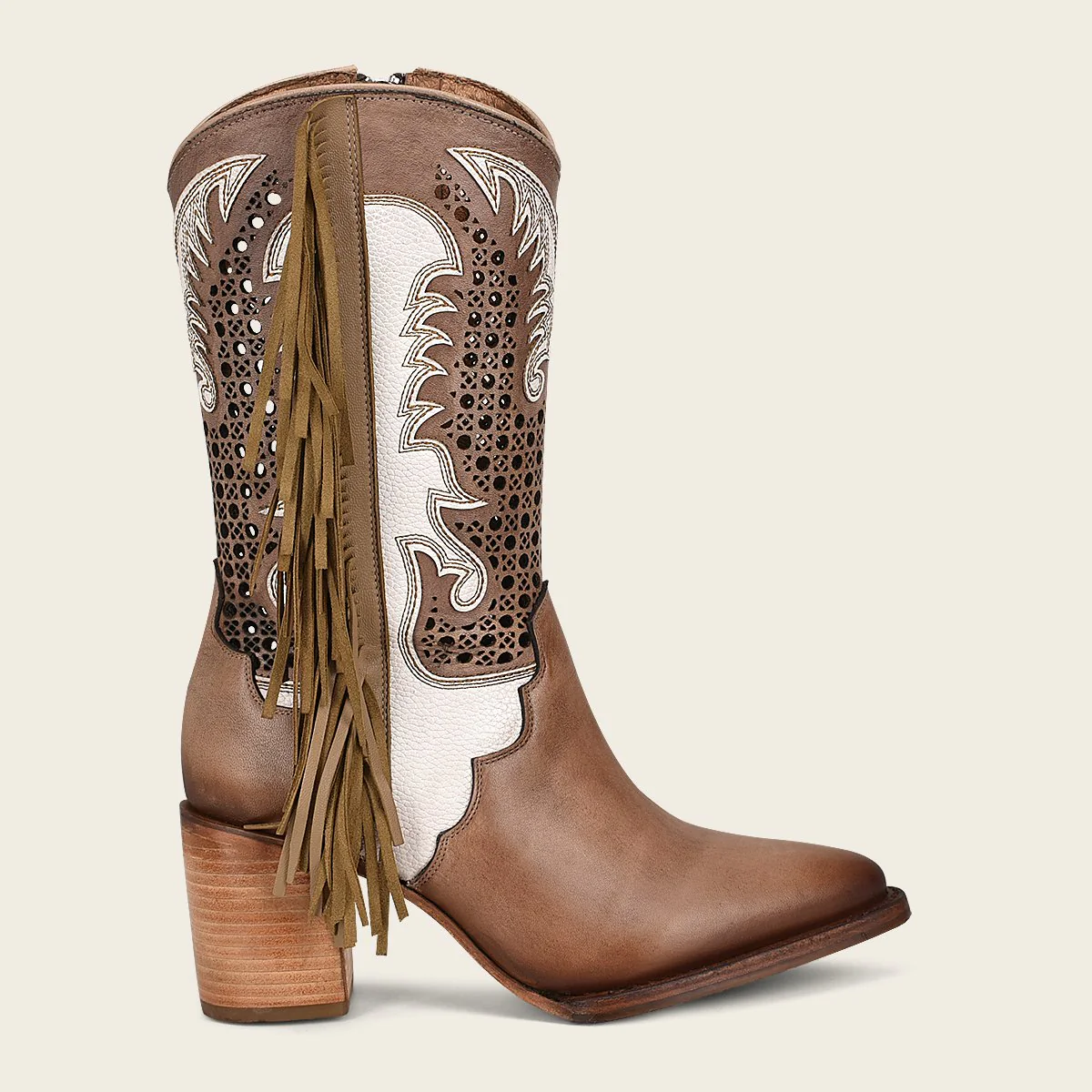 Bota para dama con flecos en piel genuina