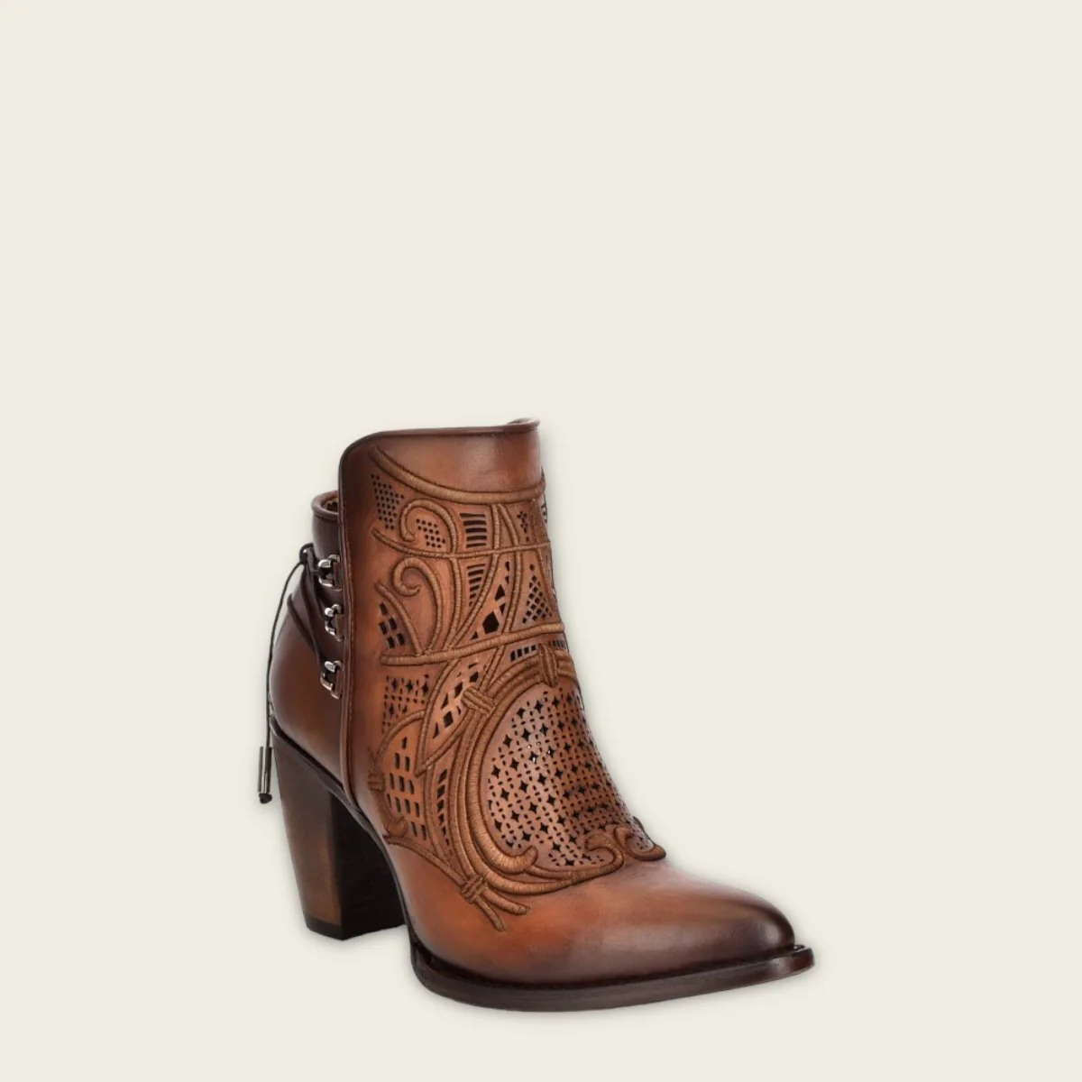 Botines en piel de bovino con bordado