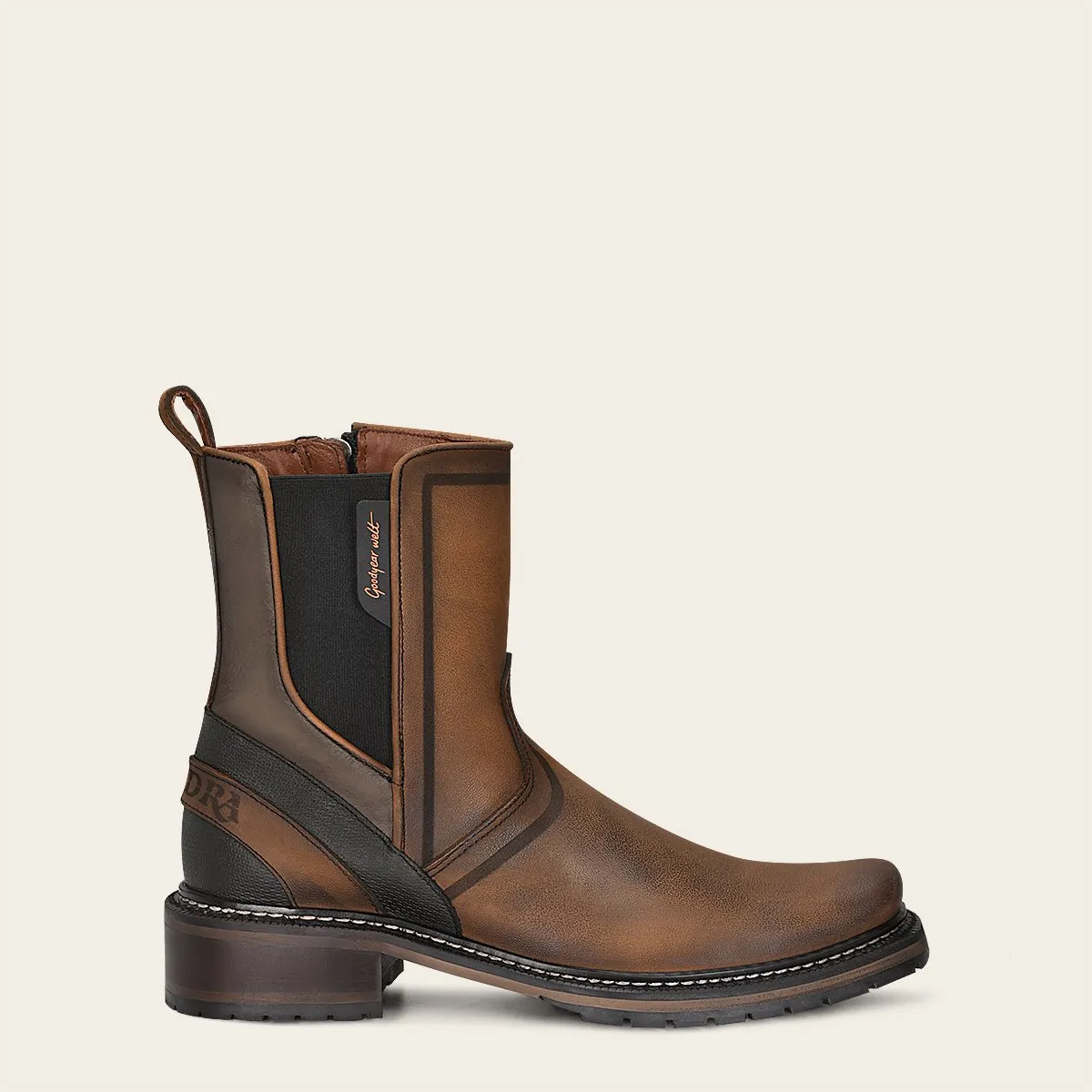 Bota urbana en piel genuina.