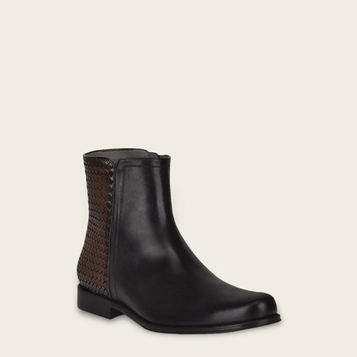 Bota en piel genuina con tejido.